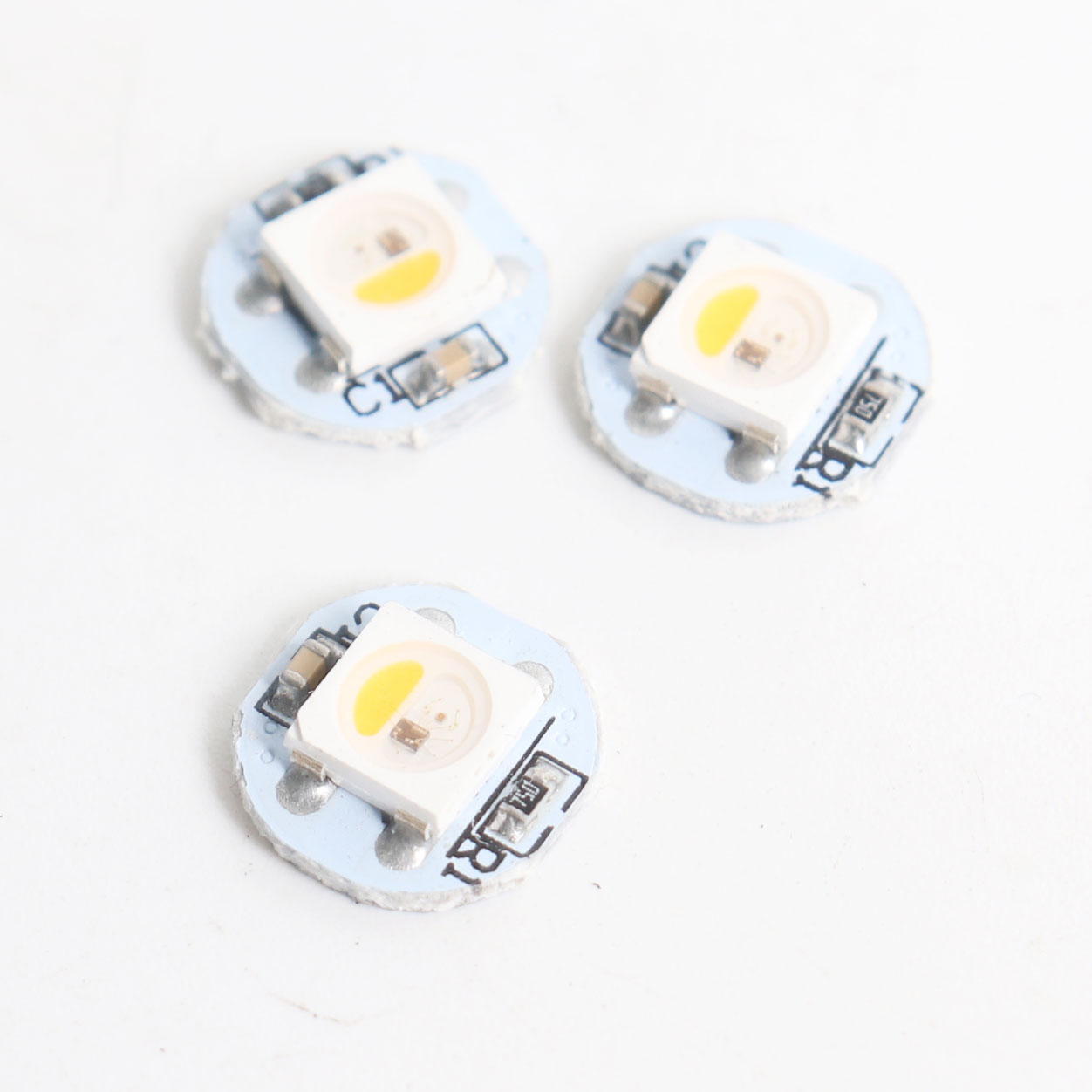 بلورولز نيوبيسيل RGBW زر صغير  - مراجعة Neopixel وسعره